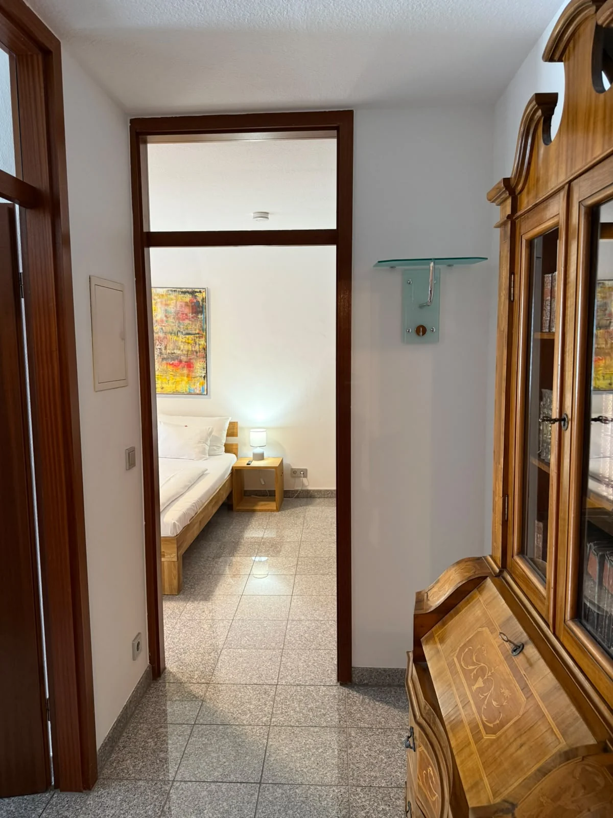 Qube Apartment 813 – Flur zum Schlafzimmer